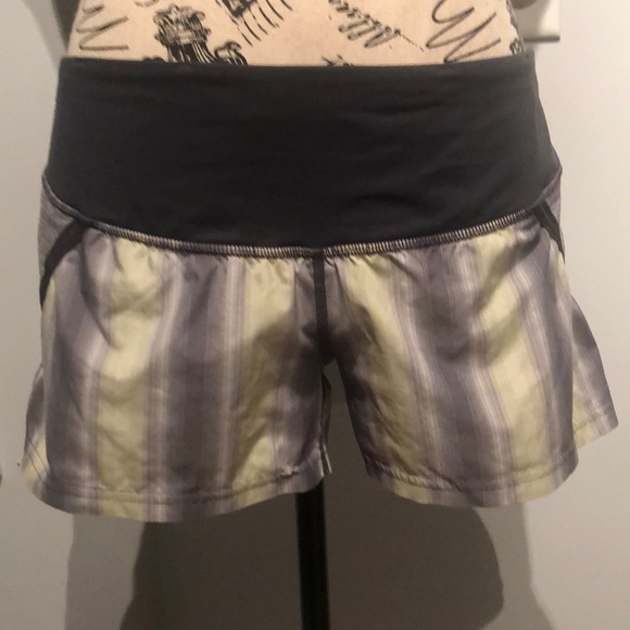 Lululemon shorts size 6 - Picture 1 of 3